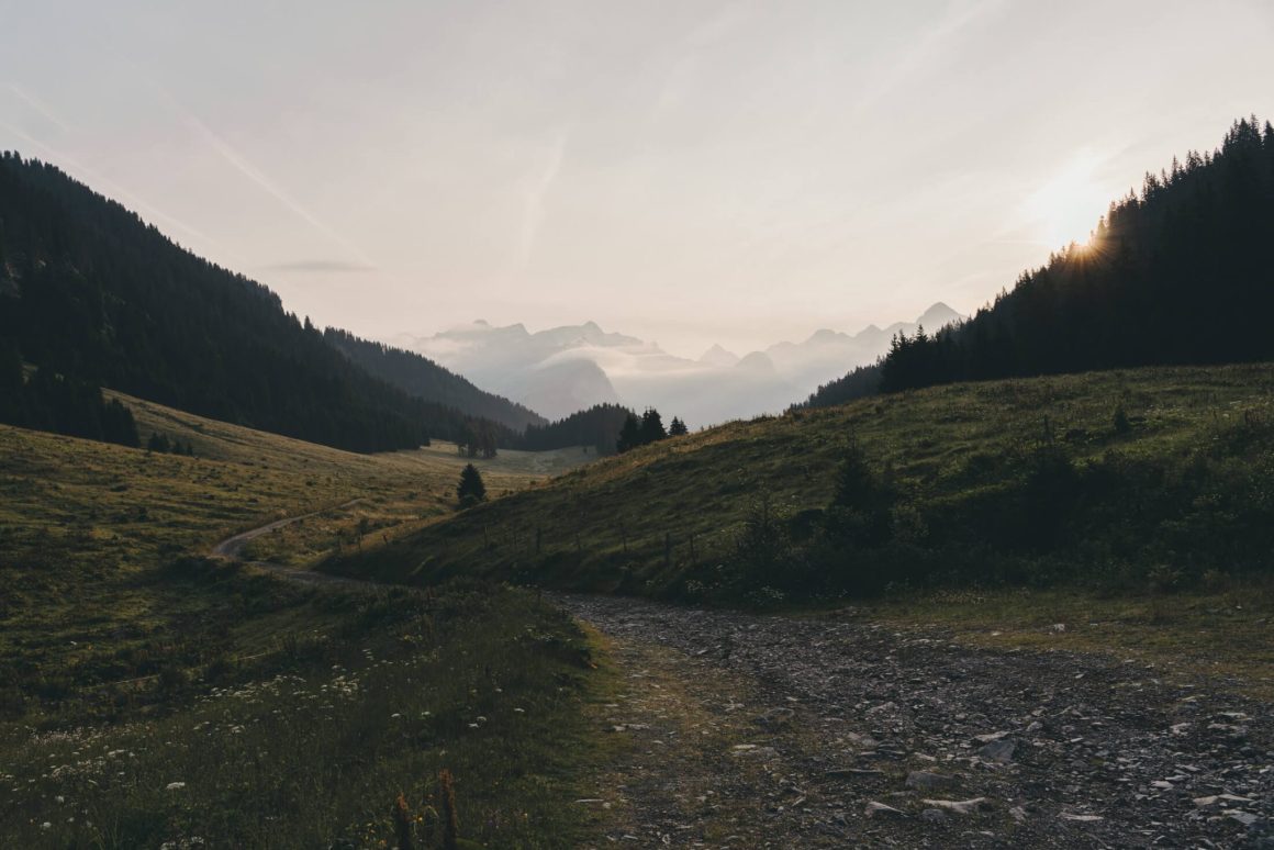 Uizicht velden met zonsopgang vanuit Franse berghut
