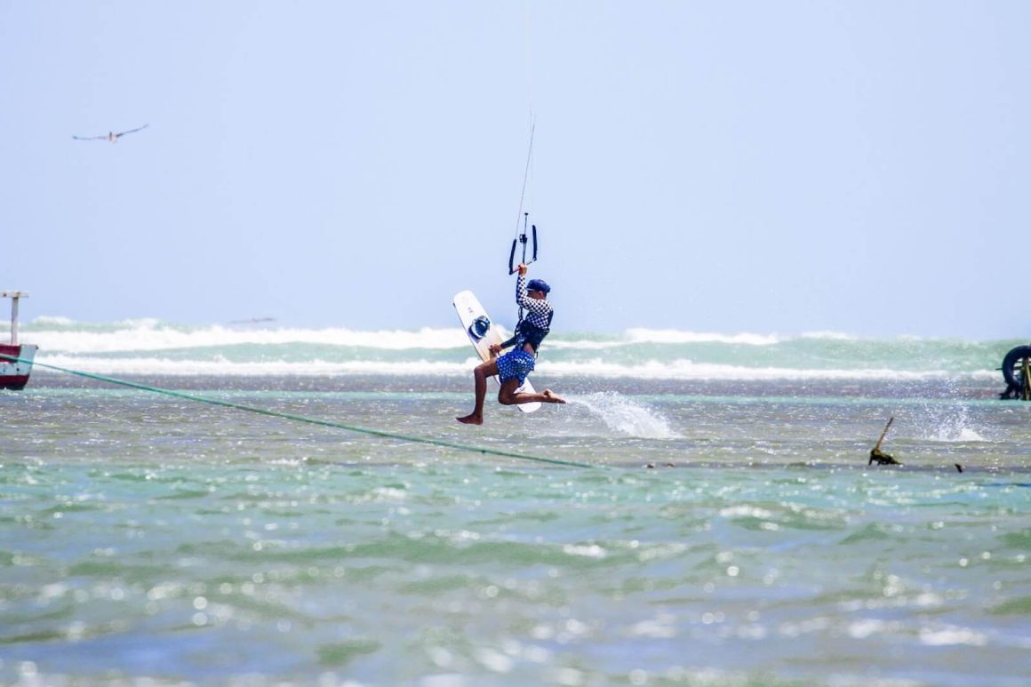 Kitesurfer in blauw water