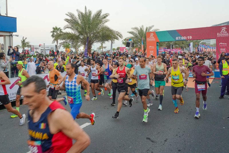 Hardlopers op d Halve marathon in Ras Al khaimah