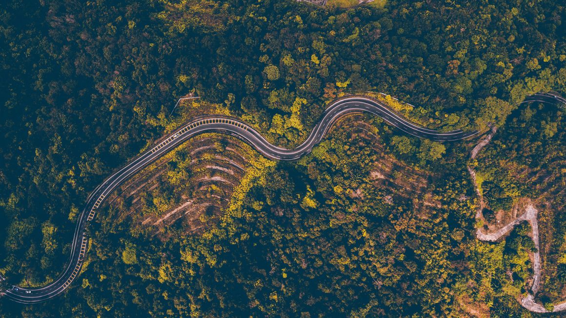 Dronefoto van een weg in Frankrijk