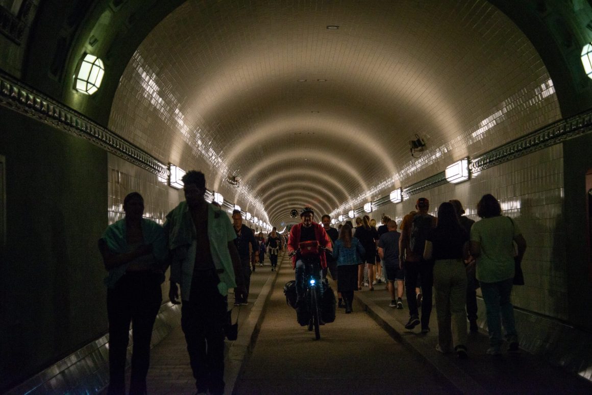ELbe tunnel fietser