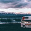 Camper met zonsondergang bij meer Nieuw Zeeland