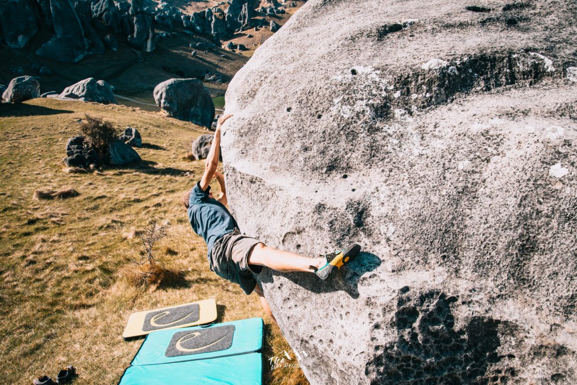 Klimmer op een boulder