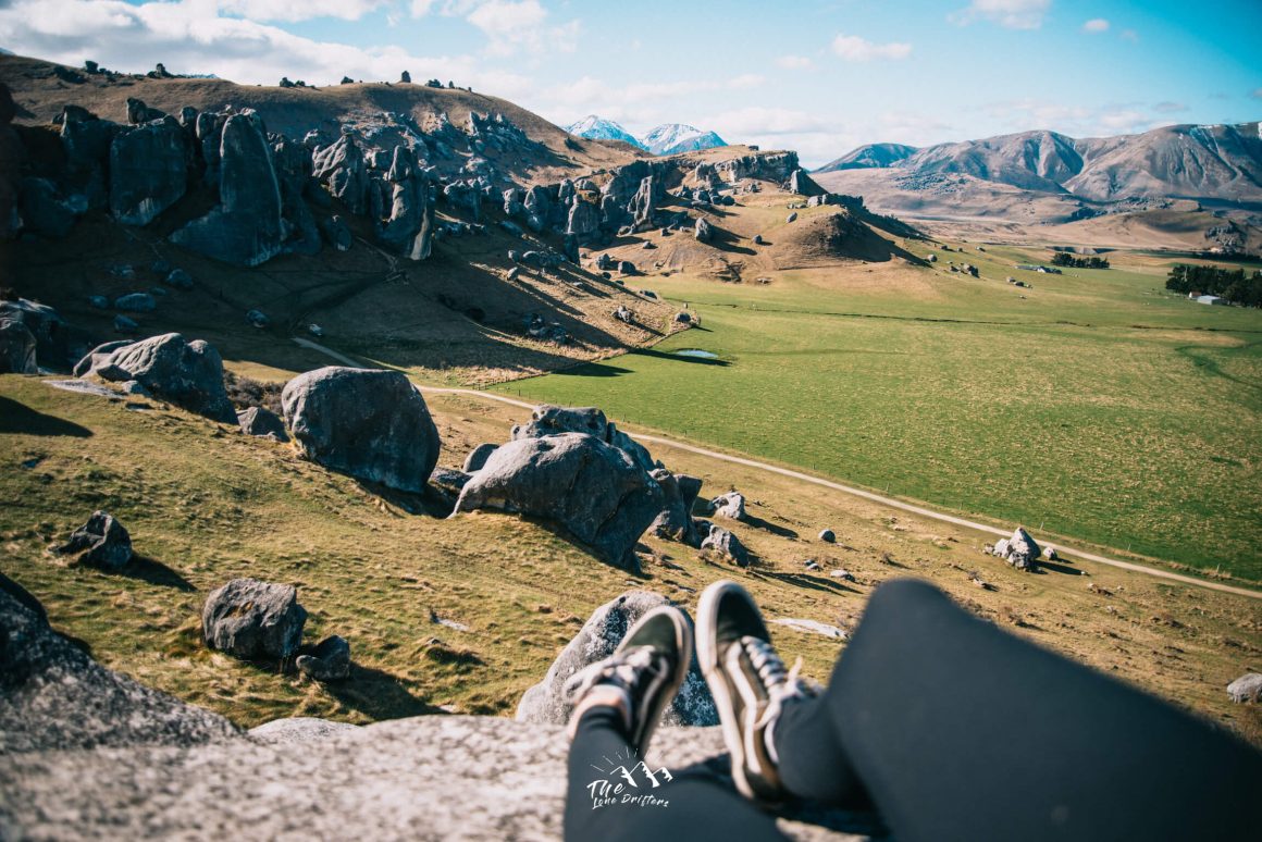 Uitzicht over de boulders vanachter schoenen