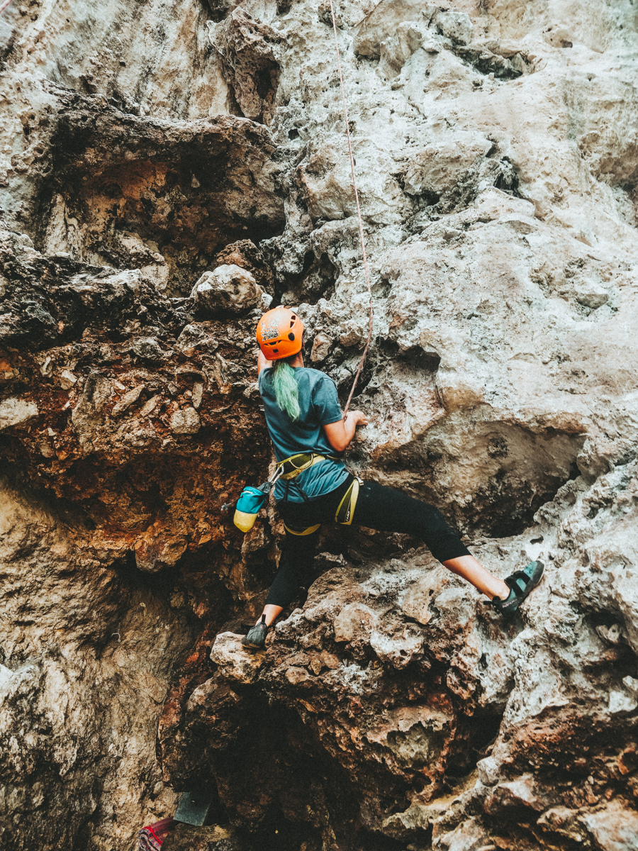 Klimmer aan de rots van Krabi