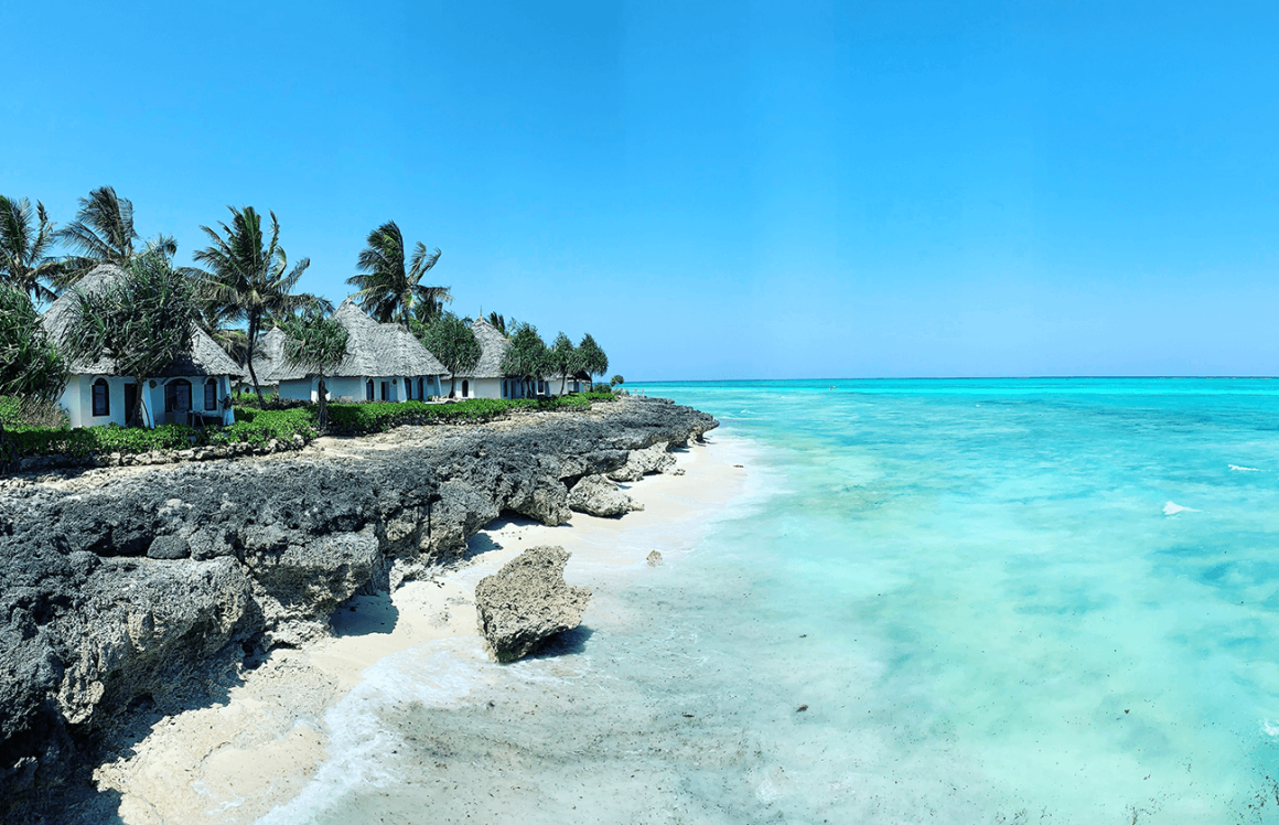 Strand en blauwe zee in Zanzibar