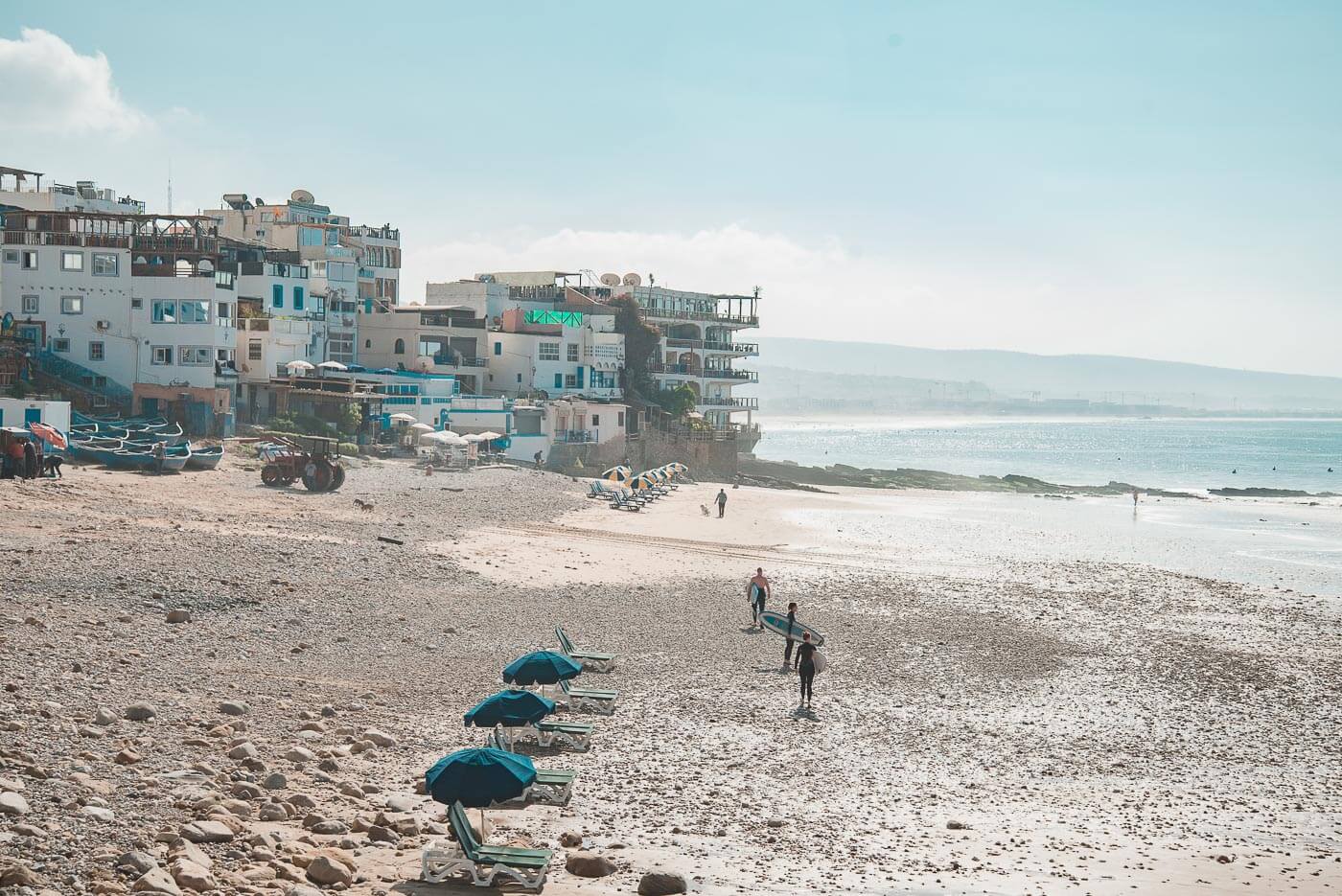 Surfers op strand Taghazout Marokko