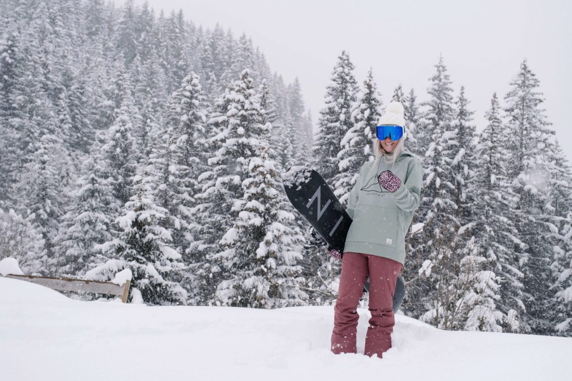 SNowboardster in de sneeuw met Protestkleding