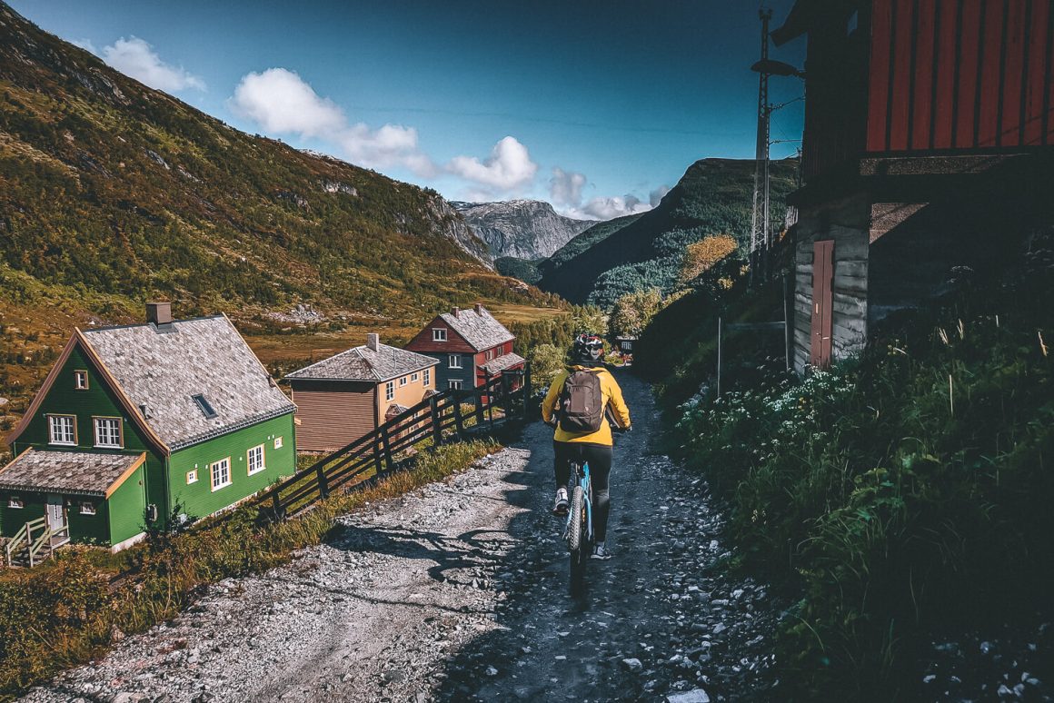 fietsen tussen de Noorse huizen