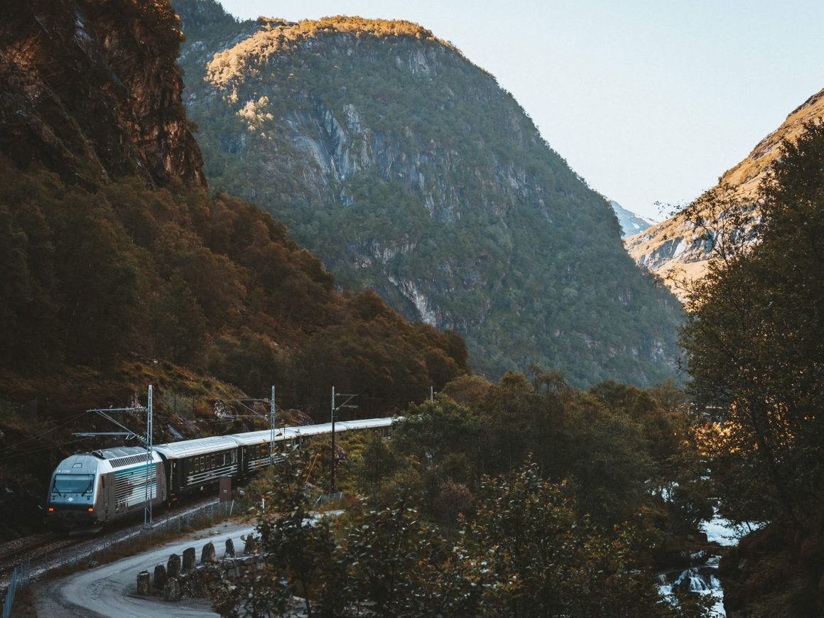 Flam trein op het spoor tussen de bergen