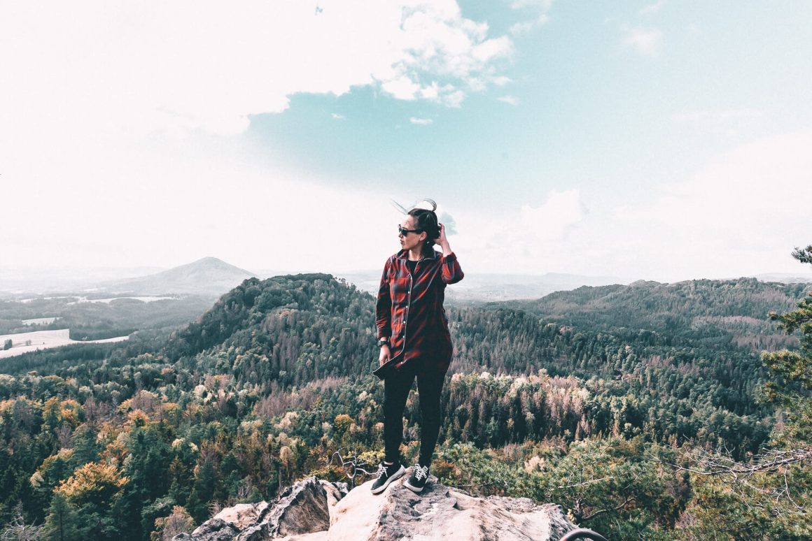 Reisblogger met uitzicht over de bergen
