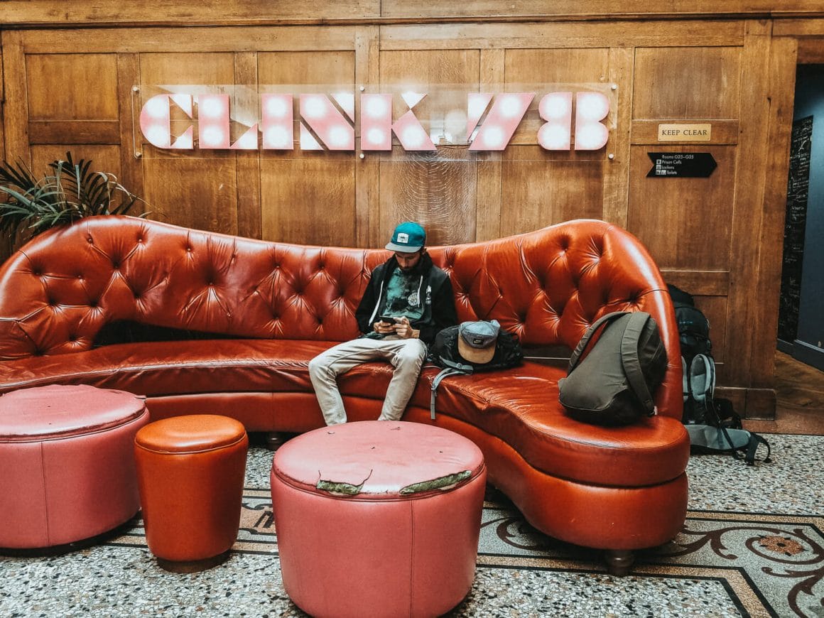 Iemand op de bank in het Clink hostel