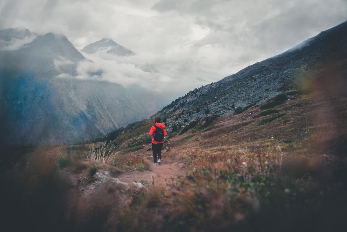 Wandelaar in de bergen van Zermatt