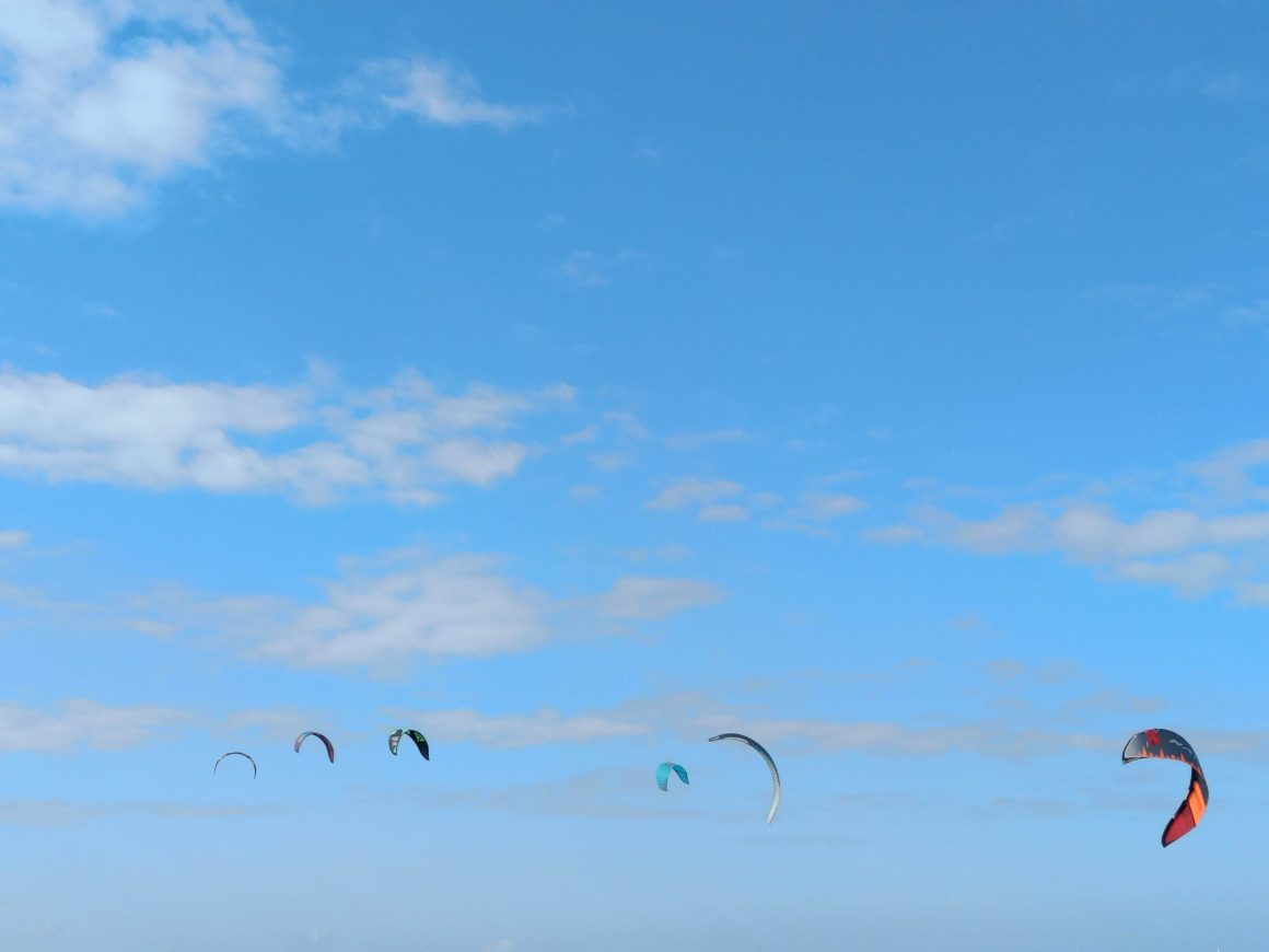 Kitesurfers in de lucht