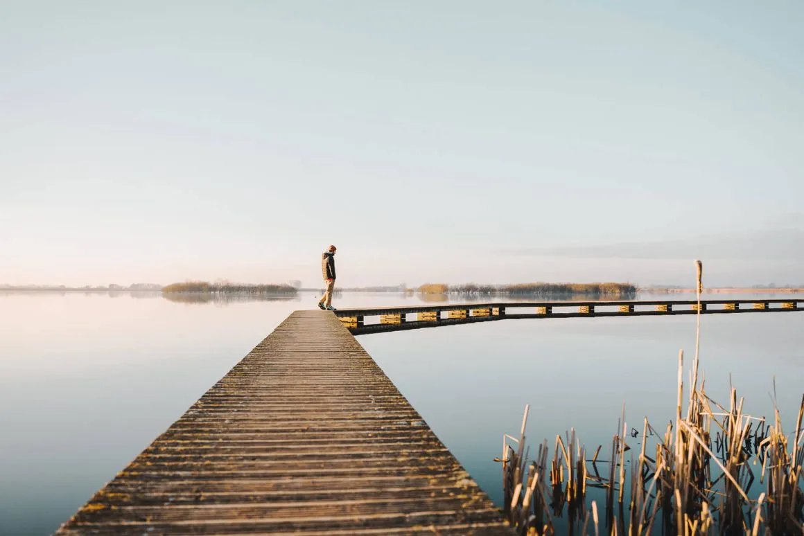 Wandelaar op een vlonderpad