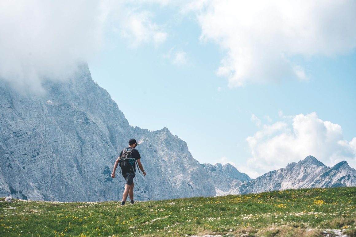 Wandelaar bij Kamnik Sedlo Slovenie