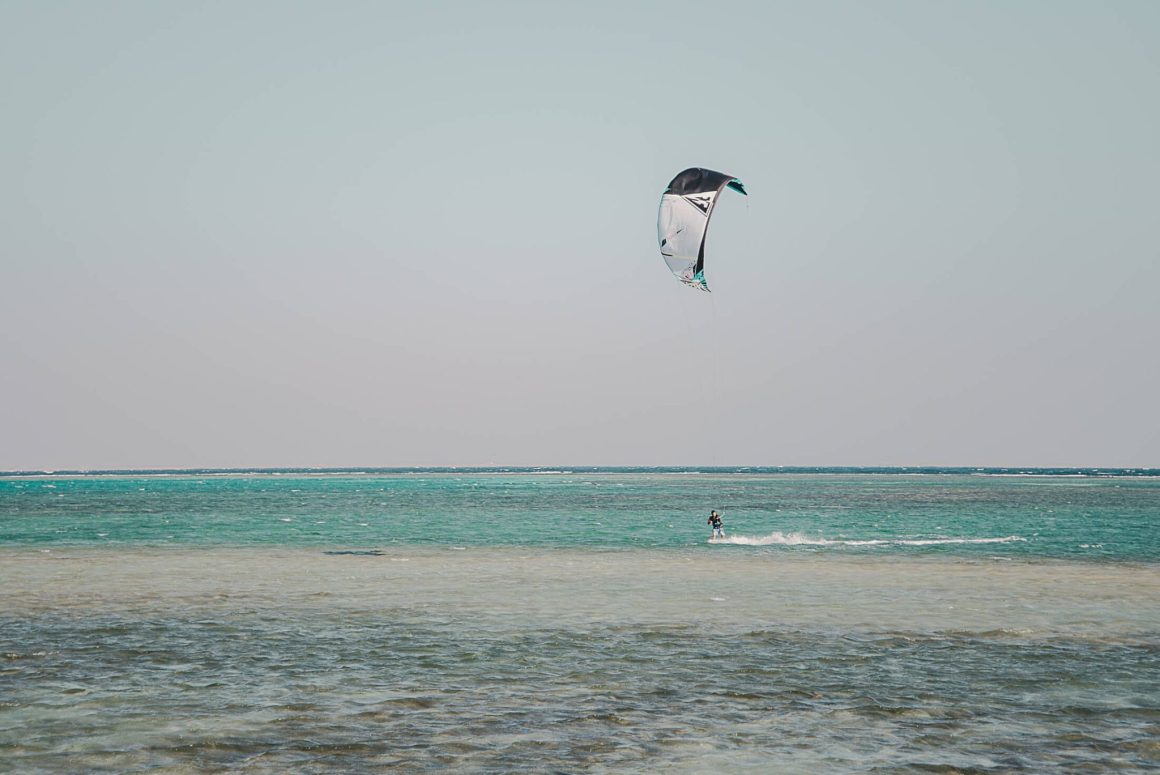 kitesurfer Rode zee