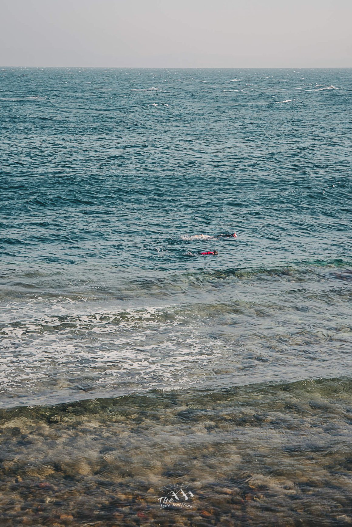 Snorkelaars die zwemmen bij Blue Hole