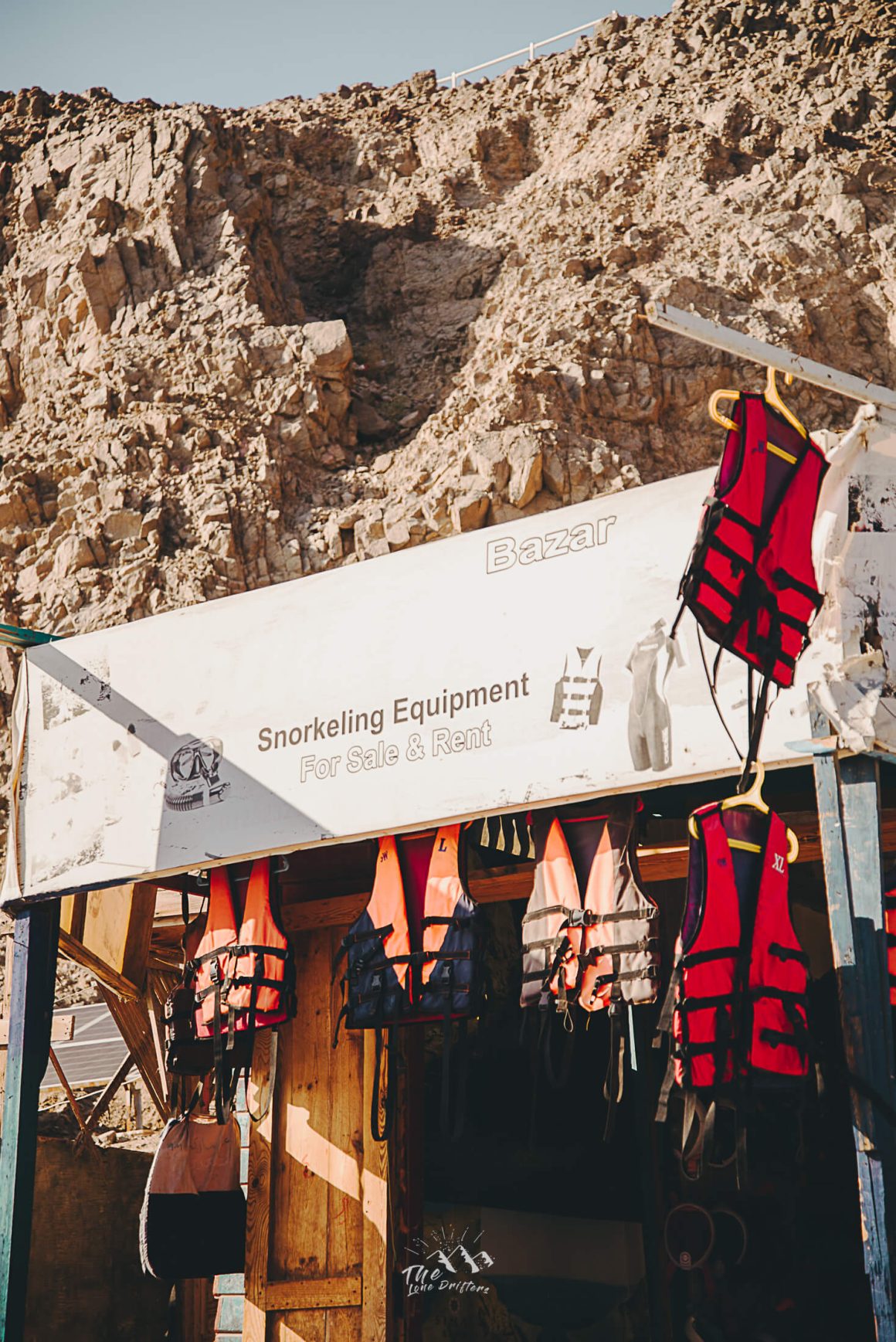 Zwemvesten die hangen bij snorkelverhuur