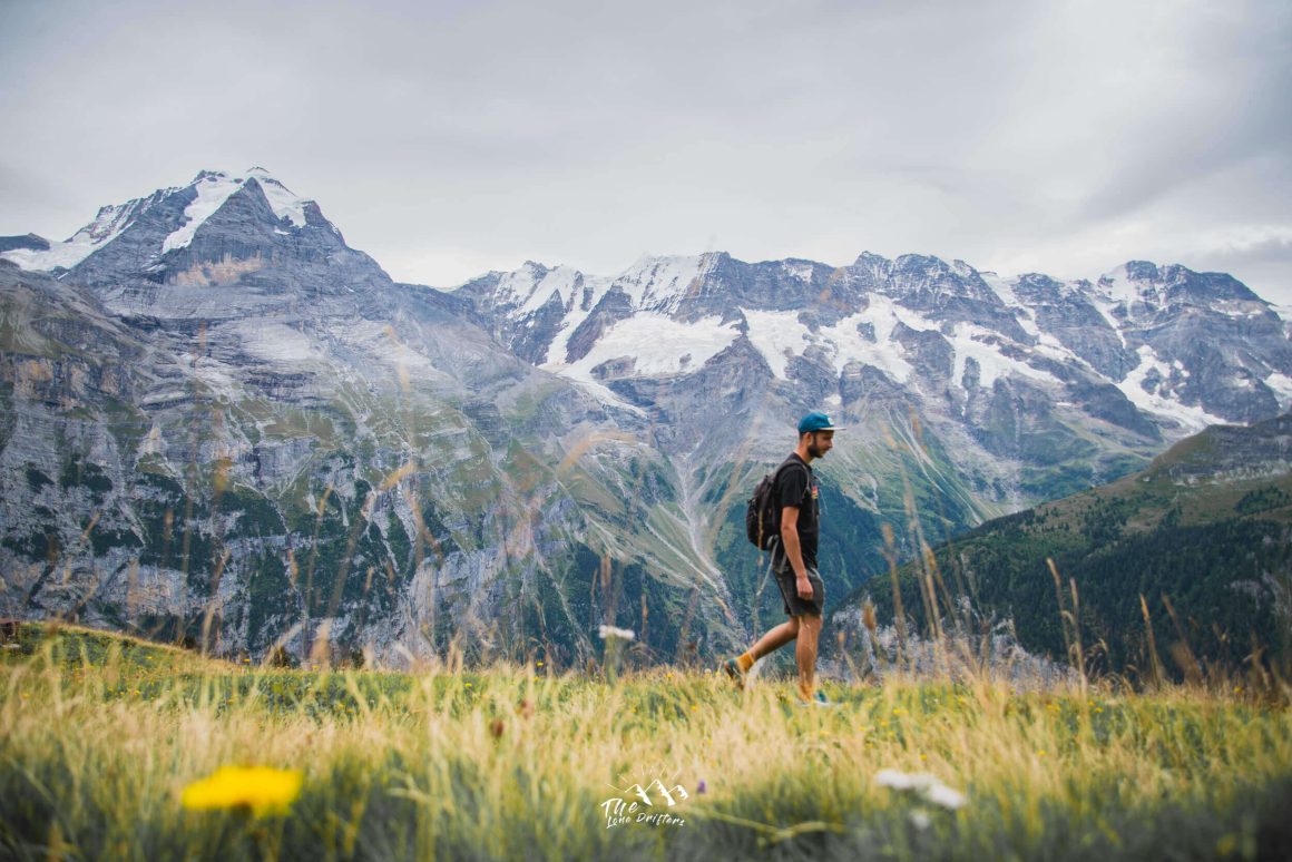 Wandeling met bergen op achtergrond in Murren 