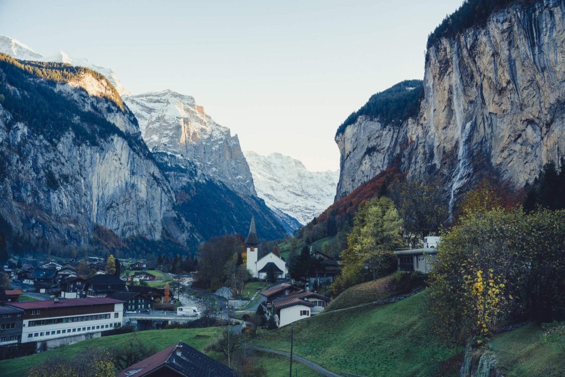 UItzicht over Lauterbrunnen waterval en kerk