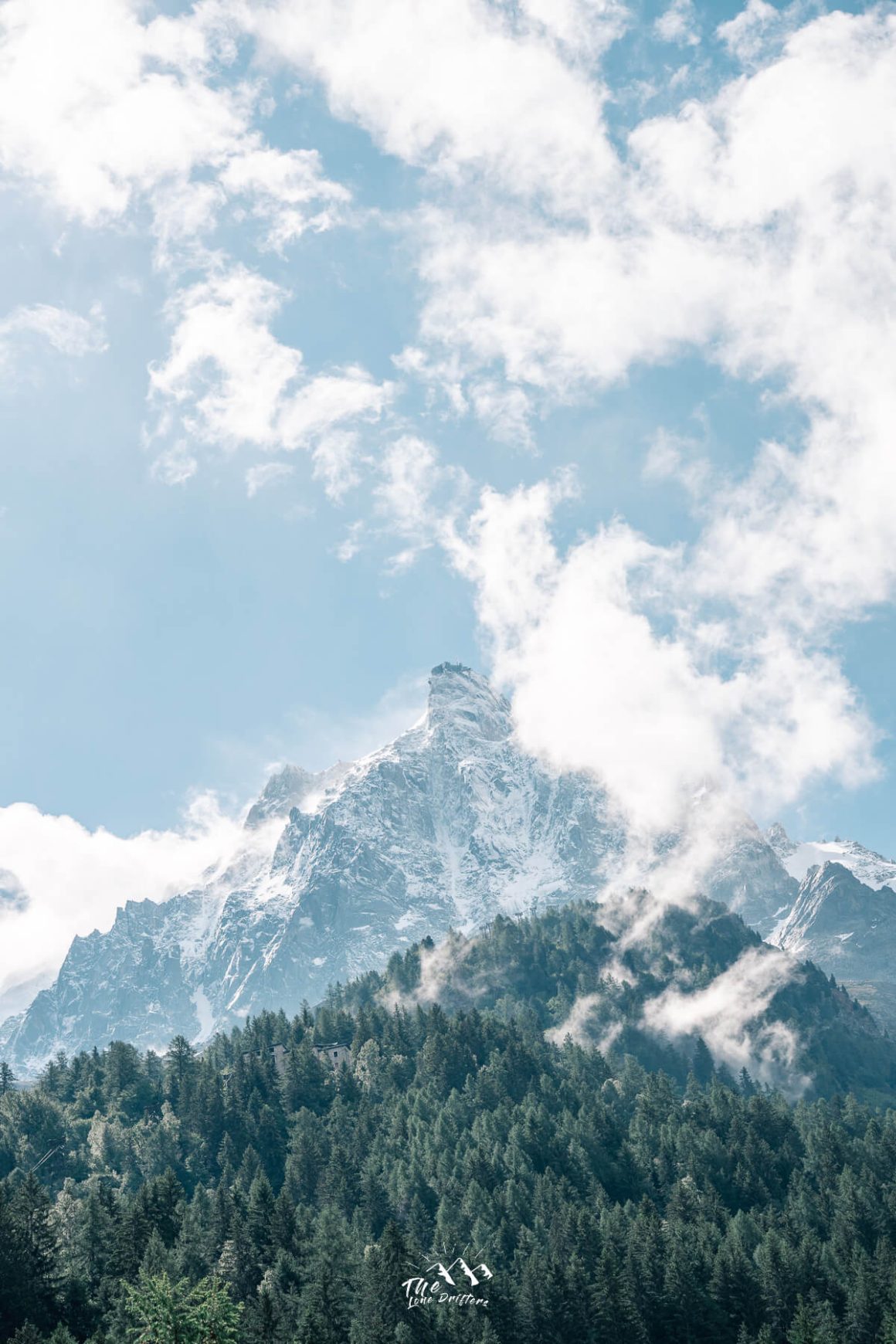 Mont Blanc berg in de wolken
