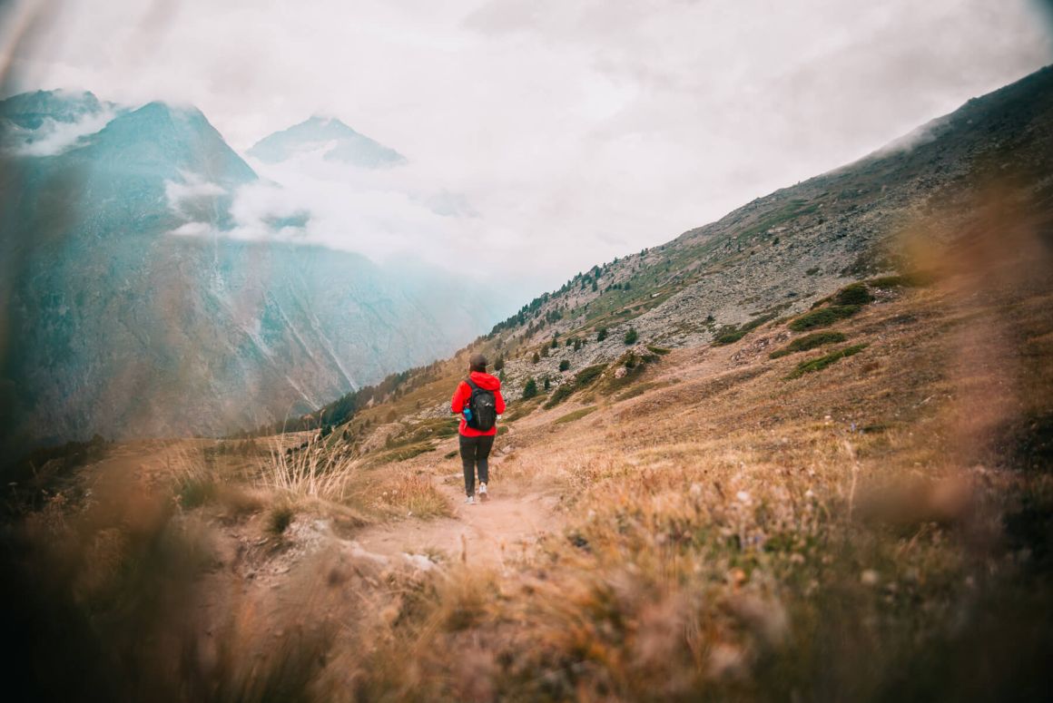 Wandelaar in bergen bij Zermatt