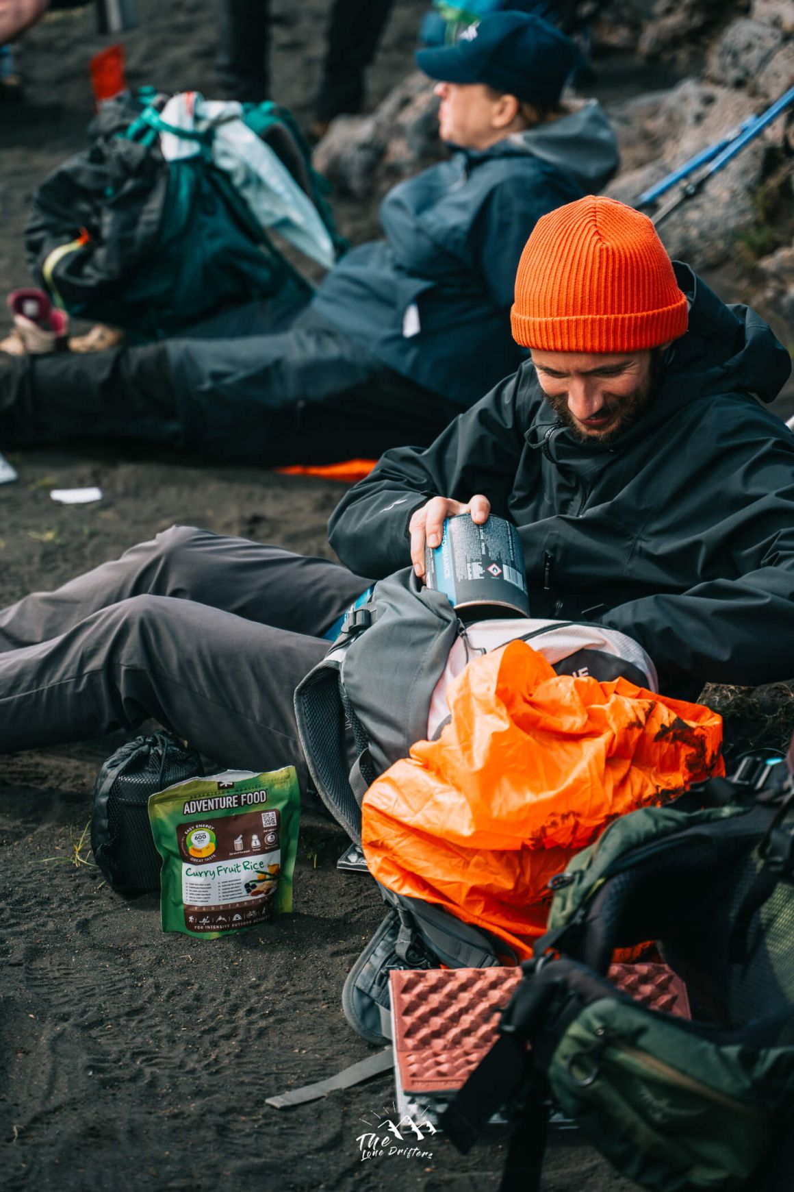 We lunchten bij een indrukwekkende waterval met bijna pikzwart water.